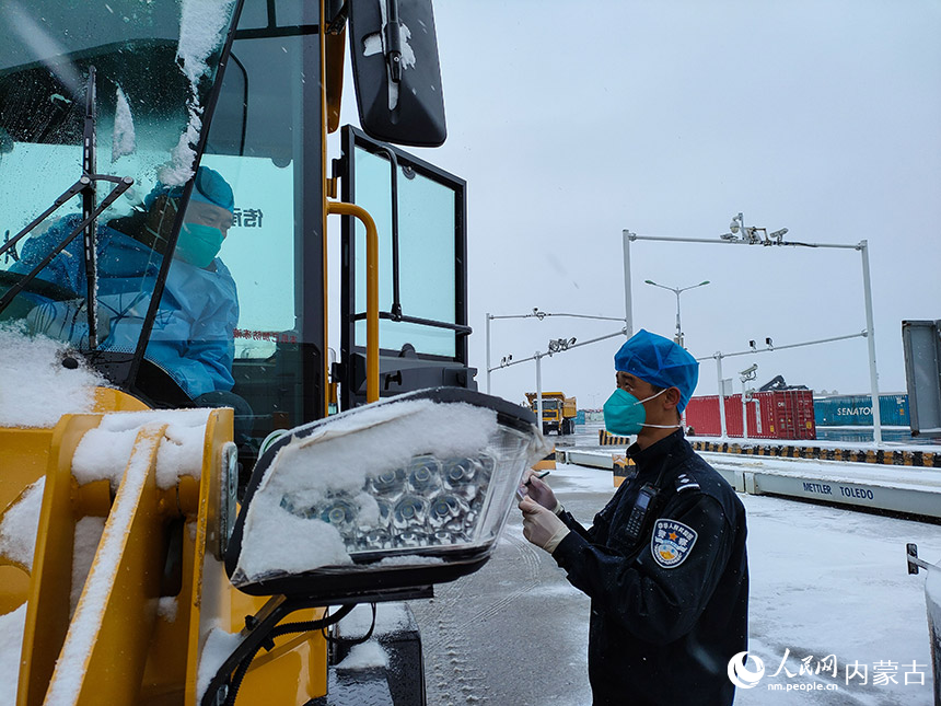 内蒙古二连边检站：顶风冒雪保通关