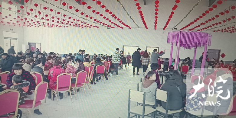 万福镇刘楼村“婚俗文化礼堂”在举办婚礼。