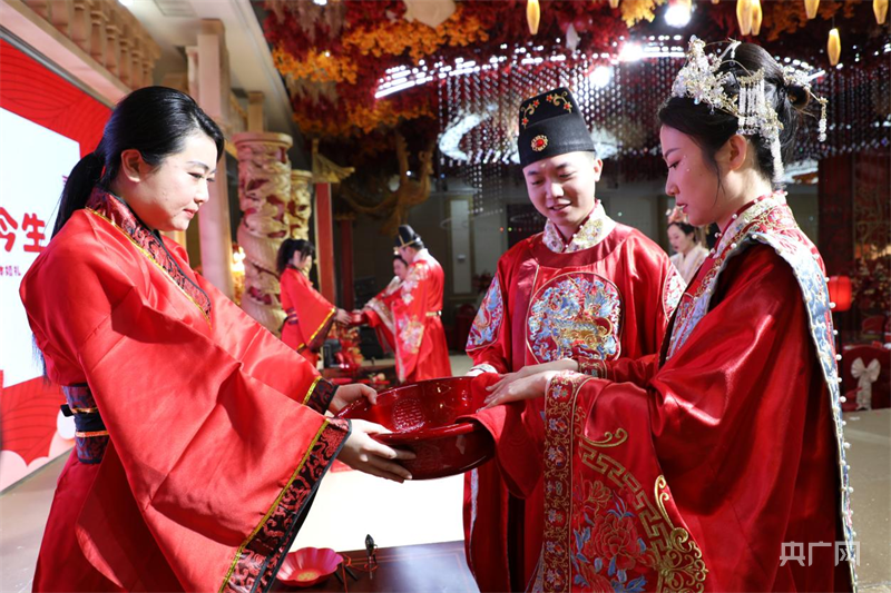 推动婚俗改革 内蒙古中式集体婚礼传承千年古风