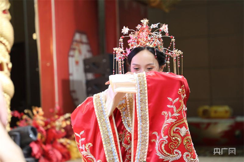 推动婚俗改革 内蒙古中式集体婚礼传承千年古风