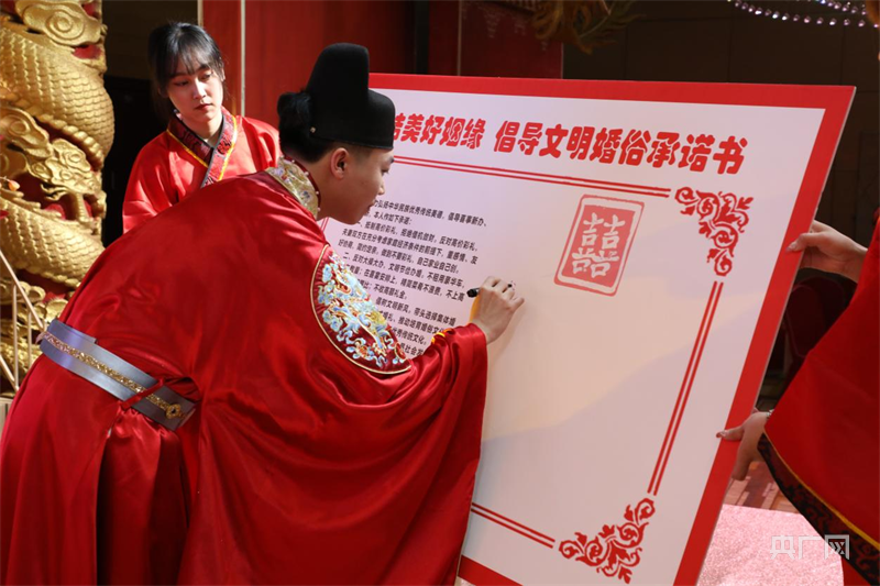 推动婚俗改革 内蒙古中式集体婚礼传承千年古风