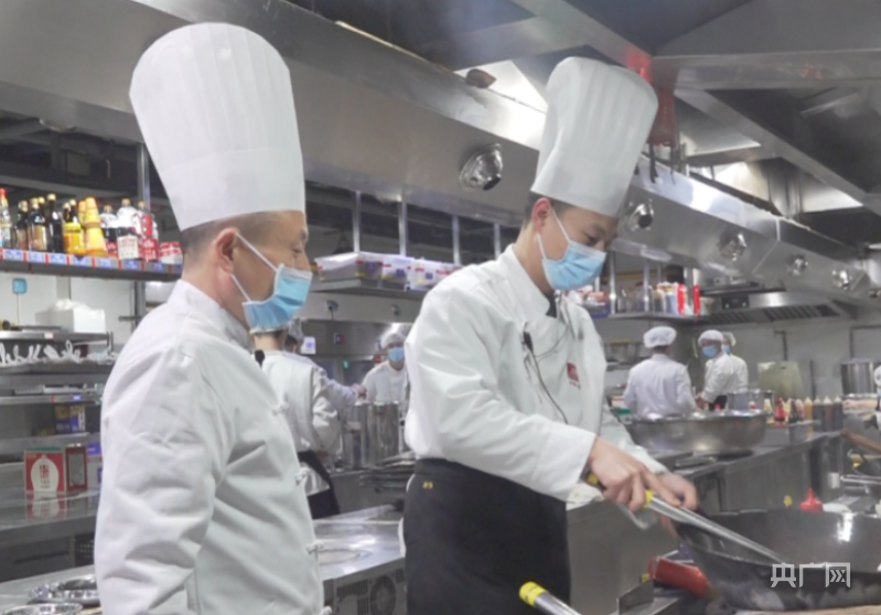 河南长垣：黄河滩区崛起起重机械名城 豫菜烹饪大师美食飘香世界