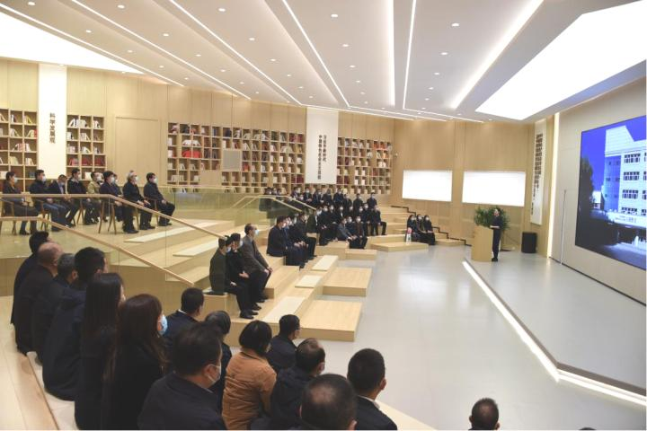 龙中医读书班走进主题教室感悟思想伟力