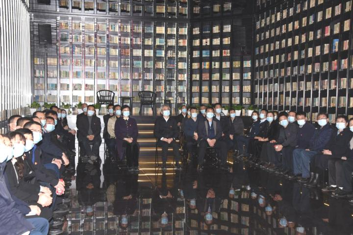 龙中医读书班走进主题教室感悟思想伟力