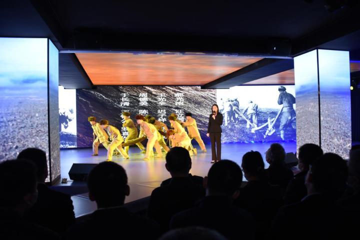 龙中医读书班走进主题教室感悟思想伟力