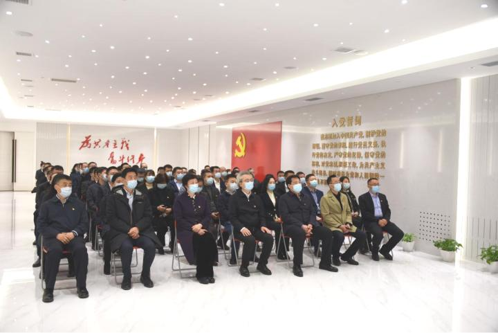 龙中医读书班走进主题教室感悟思想伟力