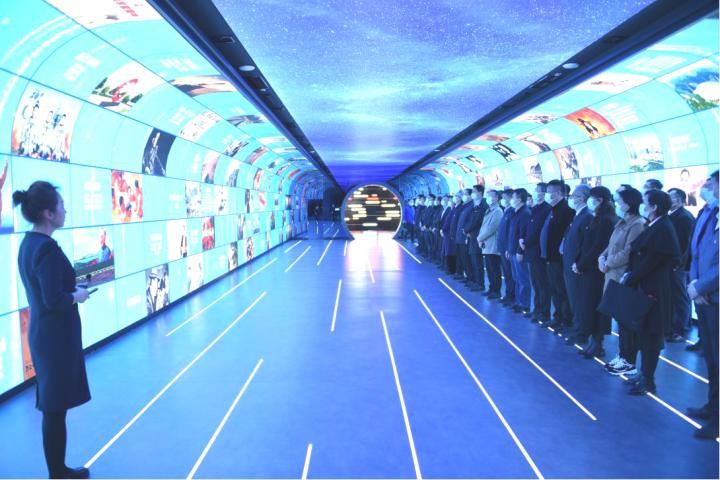 龙中医读书班走进主题教室感悟思想伟力