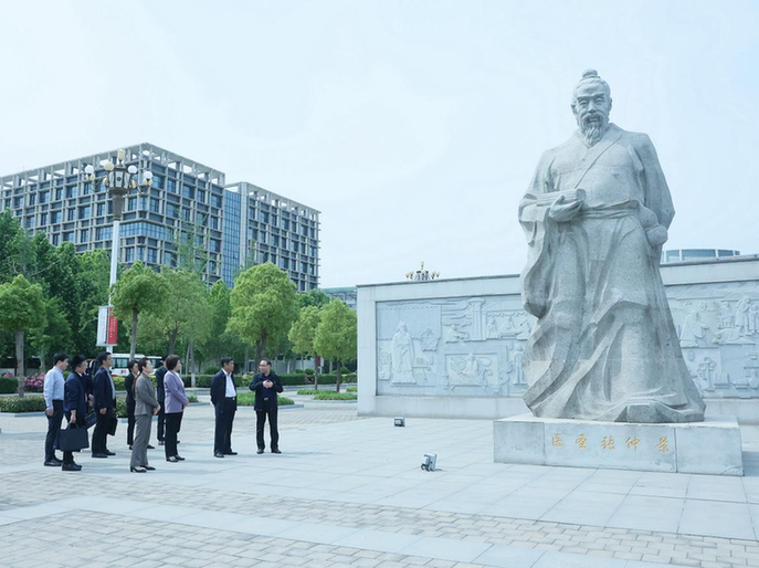 河南中医药大学举行"重温讲话精神 共话传承创新"专题学习调研活动