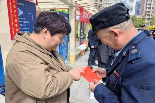 鄂尔多斯市全民数字素养与技能提升月活动走进通格朗社区暨市委网信办党支部“数字赋能 全民共享”主题党日