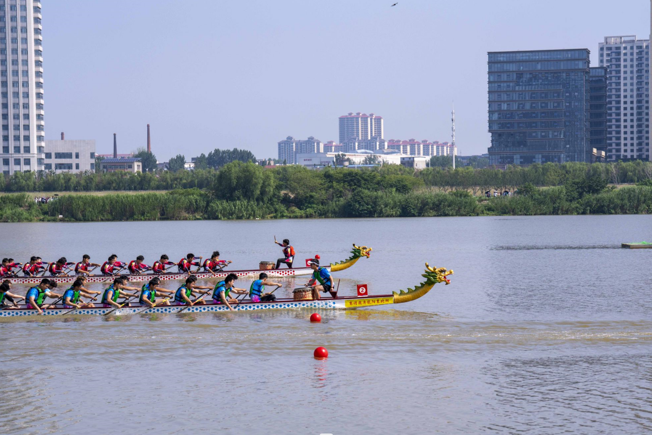 湖北襄阳:汉江河畔赛龙舟 奋楫击水庆端午