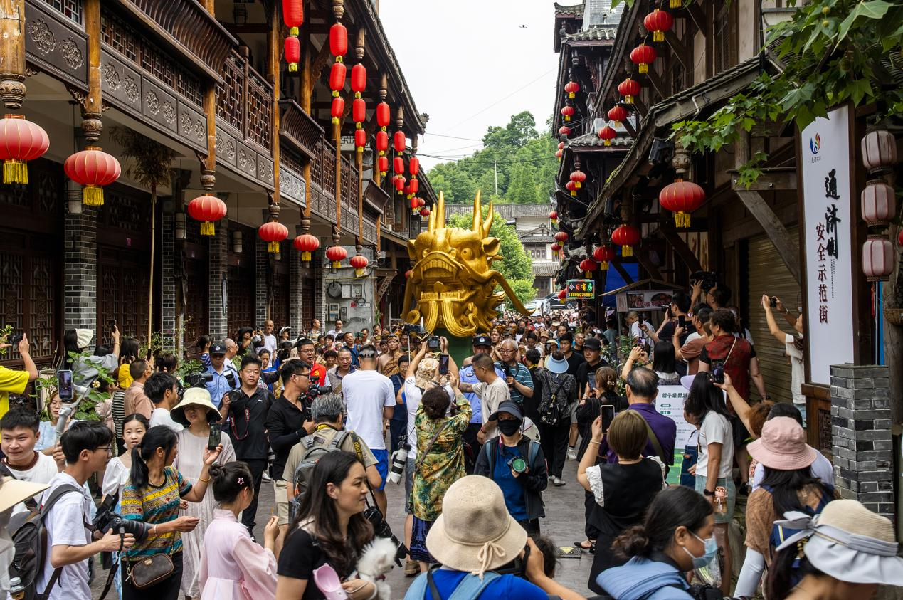 成都彭州举行端午“游百病”民俗活动