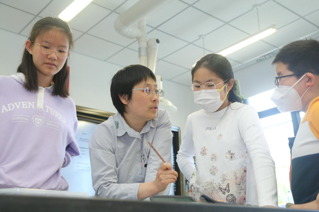 北京市西城区科技教师杨海燕：擅长给学生“挖坑”， 种下科学探索的种子