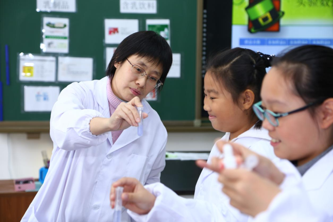 北京市西城区科技教师杨海燕：擅长给学生“挖坑”， 种下科学探索的种子