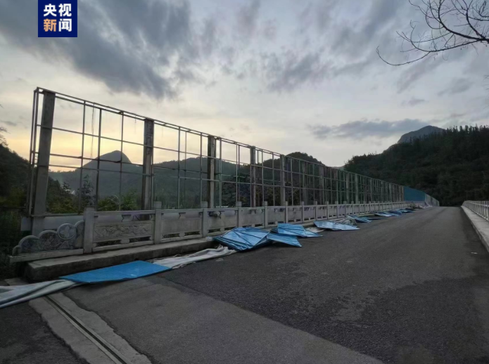 云南罗平九龙瀑布景区沿线围挡已拆除