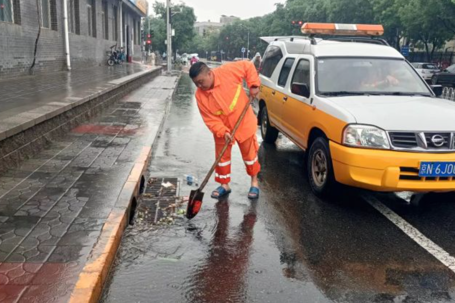 环雅丽都公司:环卫人全力以赴应对强降雨