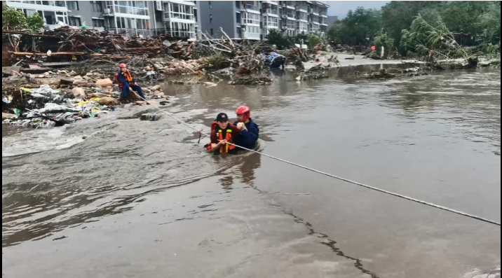 北京朝阳多方力量驰援门头沟、房山、昌平等地防汛救灾