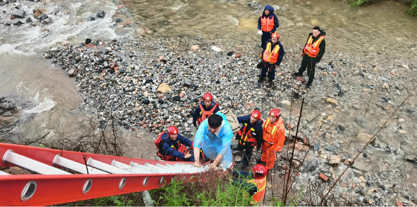 北京朝阳多方力量驰援门头沟、房山、昌平等地防汛救灾