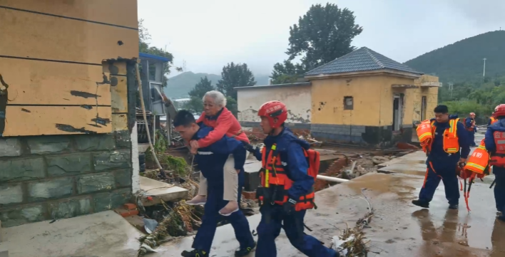 北京朝阳多方力量驰援门头沟、房山、昌平等地防汛救灾