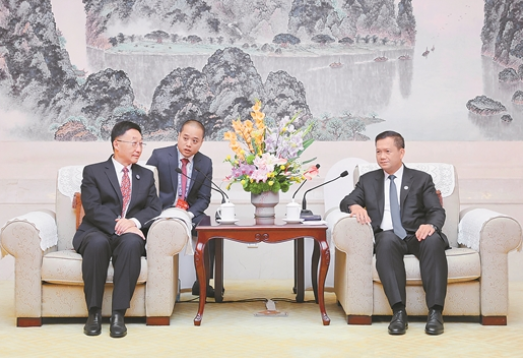 刘宁拜会柬埔寨首相洪玛奈