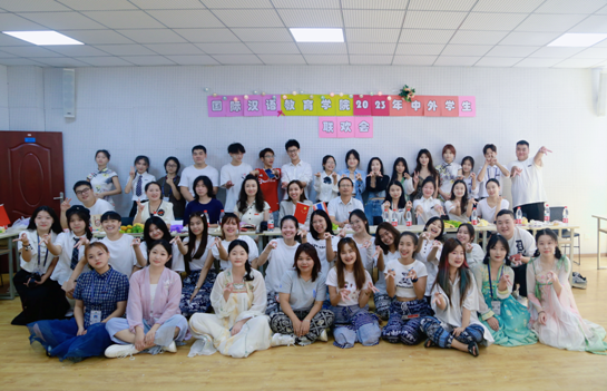 重庆外语外事学院开展“党员服务以心迎新”志愿服务活动