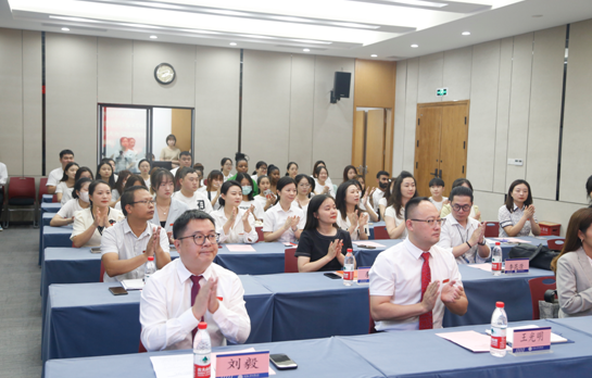 重庆外语外事学院开展“党员服务以心迎新”志愿服务活动
