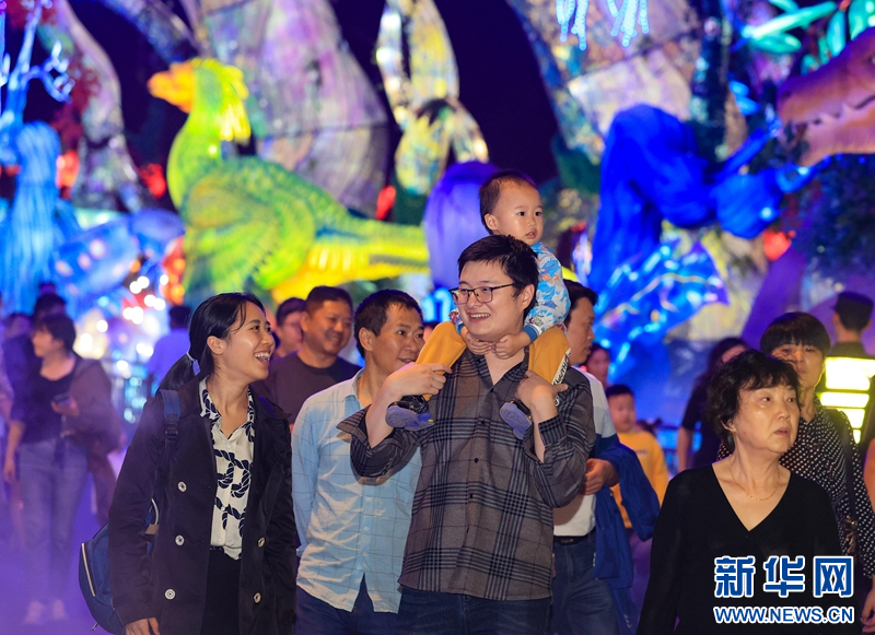 自贡首次推出主题灯会 “黄金周”期间吸引21万人次游客秋夜追光