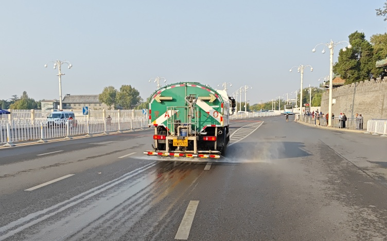 环雅丽都公司全力抑尘打造“清洁城市”