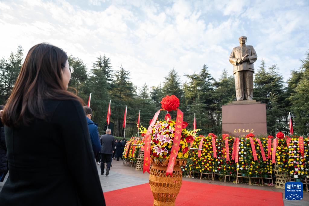 湖南韶山：各界人士纪念毛泽东同志诞辰130周年