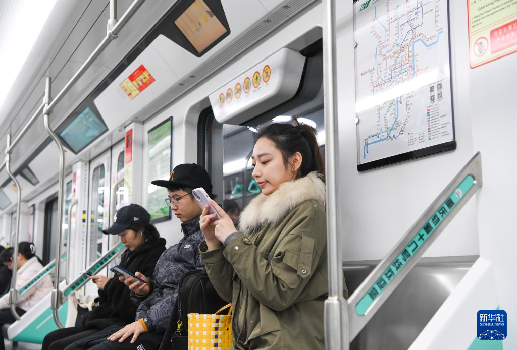 重庆轨道交通18号线正式开通运营