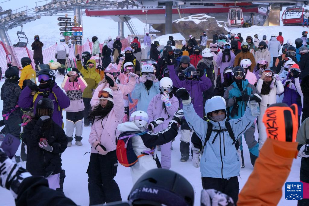 新疆阿勒泰：滑雪迎新年