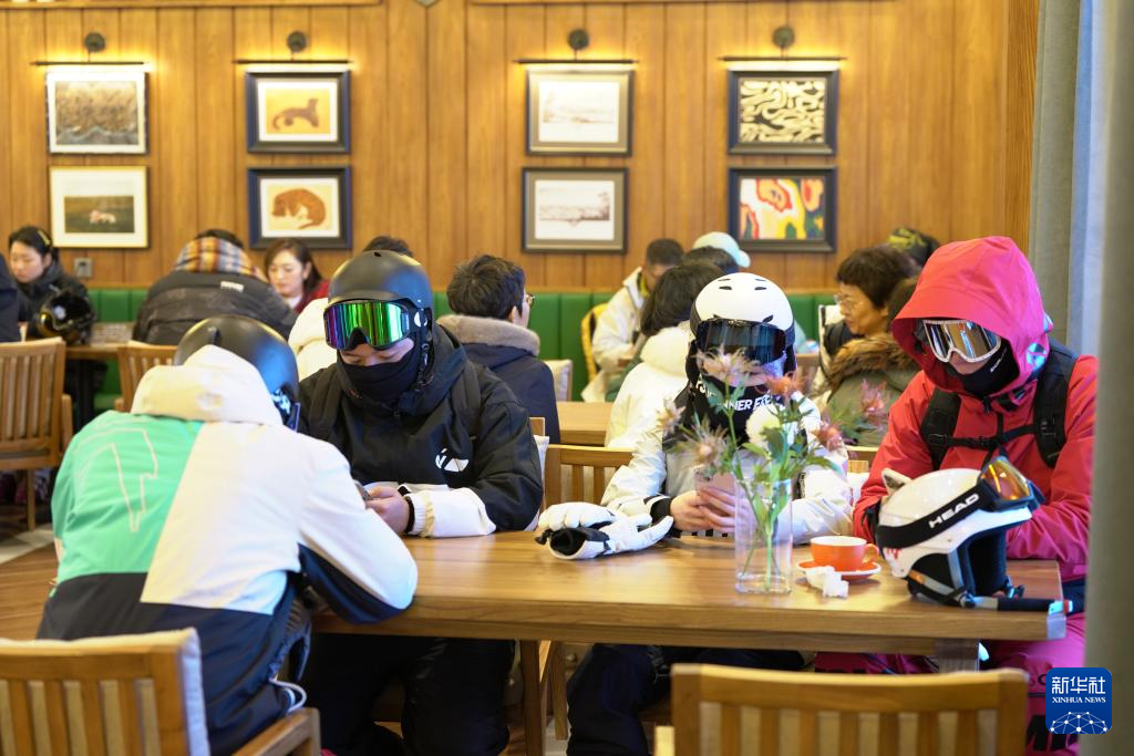 新疆阿勒泰：滑雪迎新年