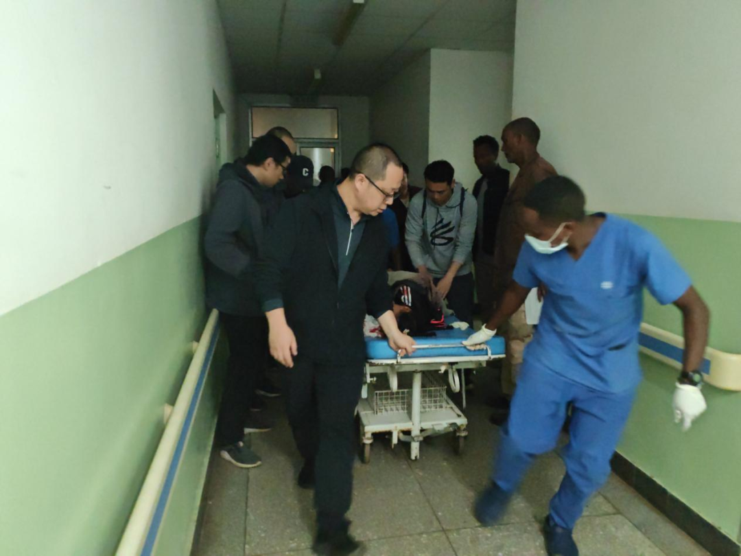 真中！河南10名医生在国外见义勇为：路过车祸现场立刻下车救援