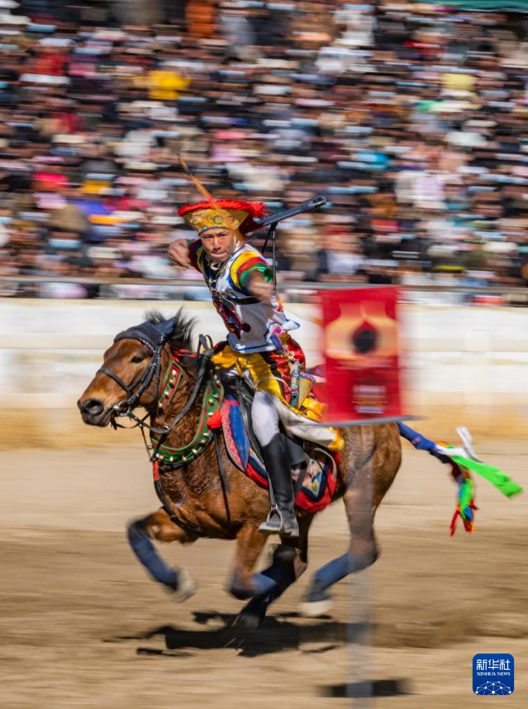 西藏拉萨：马背上的新年祝福