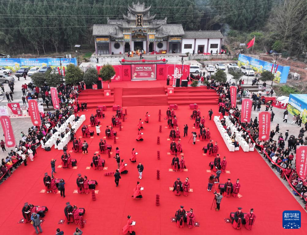 重庆潼南、四川遂宁联合举办传统集体婚礼