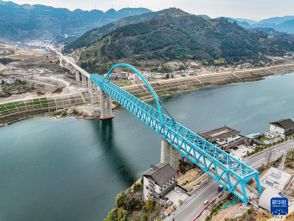渝湘高铁清水坪乌江特大桥建设进入收尾阶段