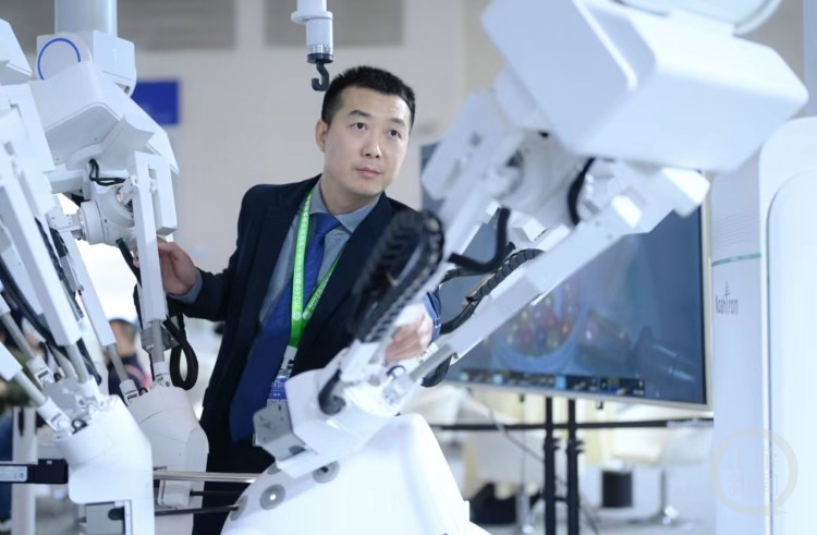 科技感满满！重大教授带来五臂手术机器人 预计明年底上市