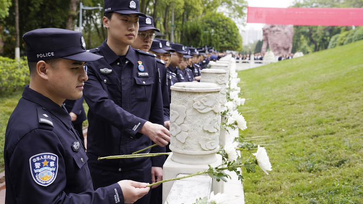 重庆边检总站民警清明公祭英烈