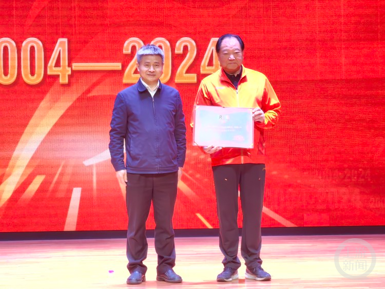 中国奥运首枚金牌获得者许海峰重庆任教