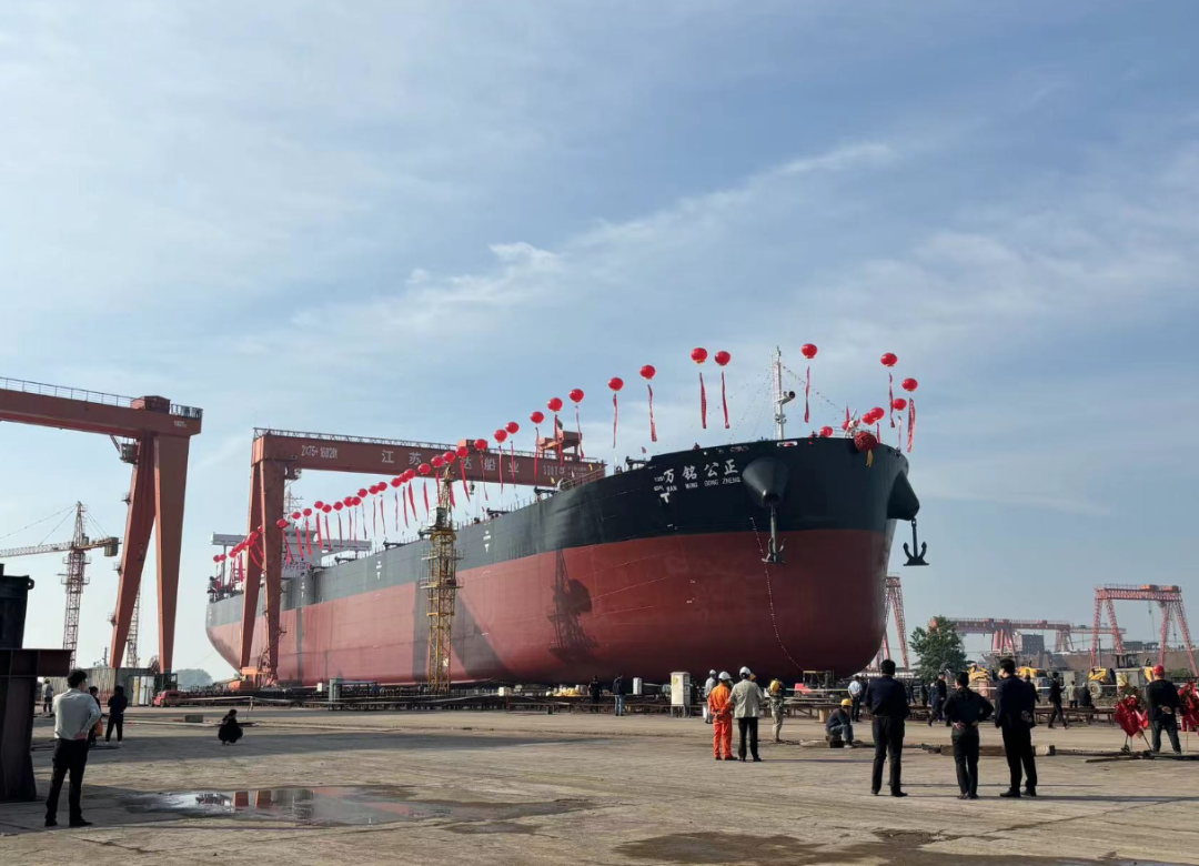 苏北最大的8.5万吨级散货船“万铭公正”号顺利上水