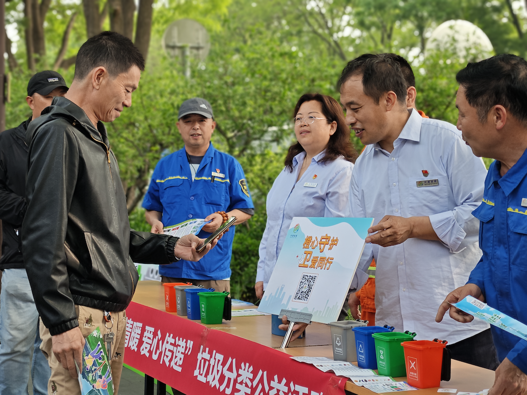 橙心守护 卫爱同行丨环雅丽都公司开展公益日文明实践活动