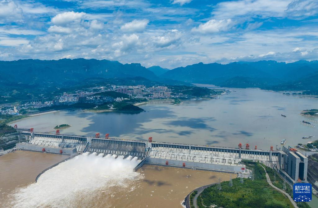 三峡水库加紧泄洪腾库