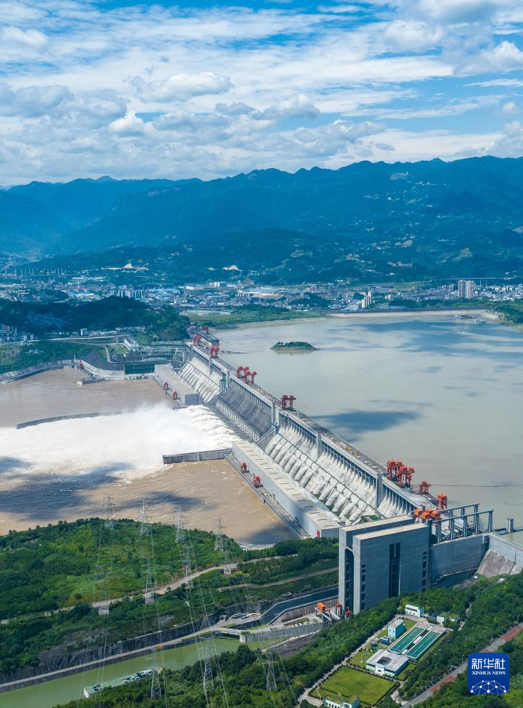 三峡水库加紧泄洪腾库