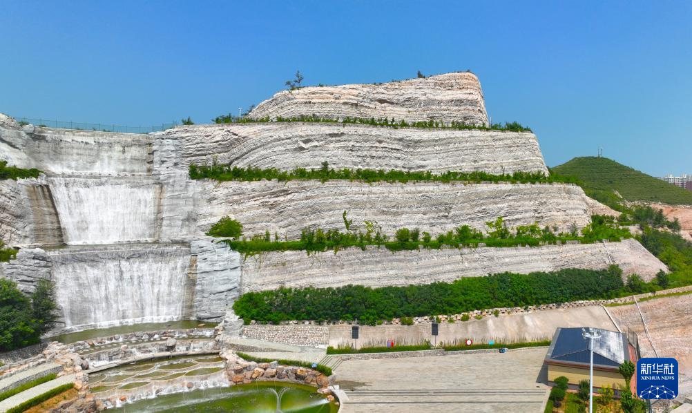 辽宁北票：废旧采石场变身山体公园