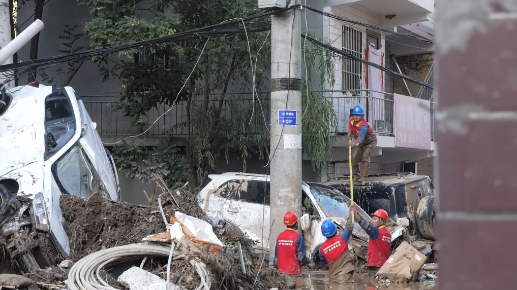 陕西延安志丹县遭受暴雨袭击 多部门紧急抢险