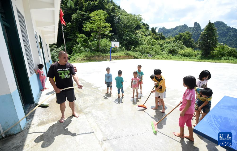 绽放在讲台上的青春——广西大山教师12年调研采访影像志