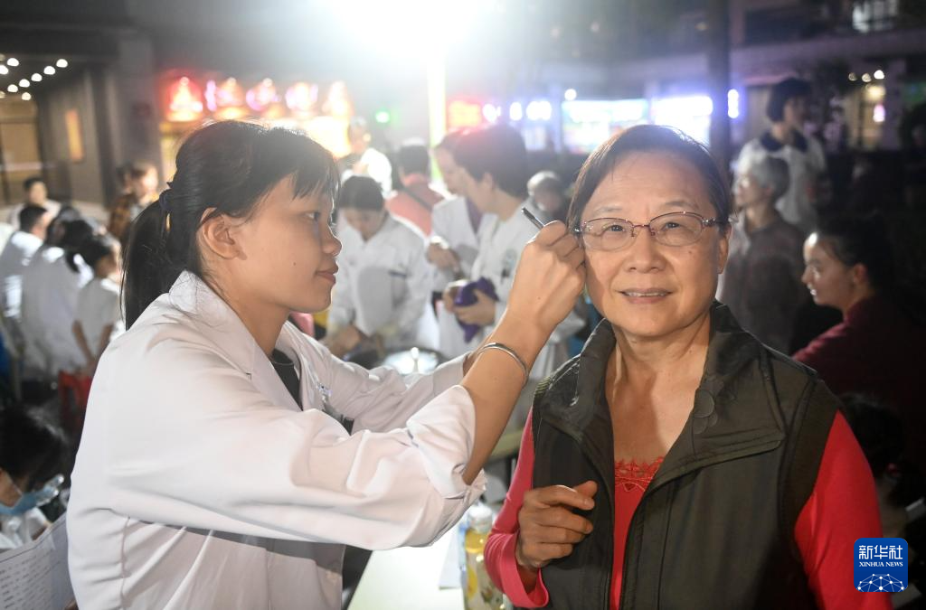 广西南宁：中医药夜市情暖社区护健康