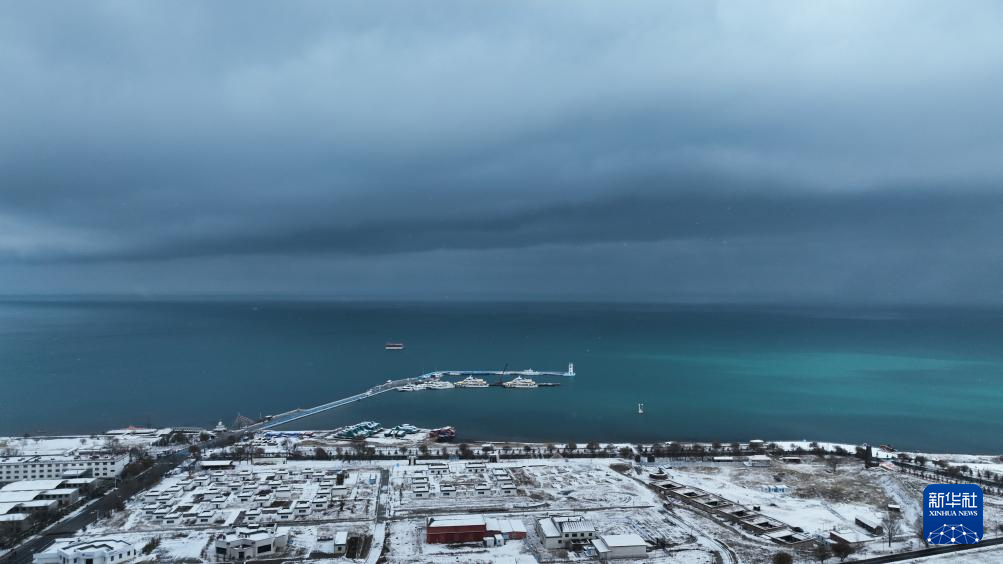 青海湖迎来降雪天气