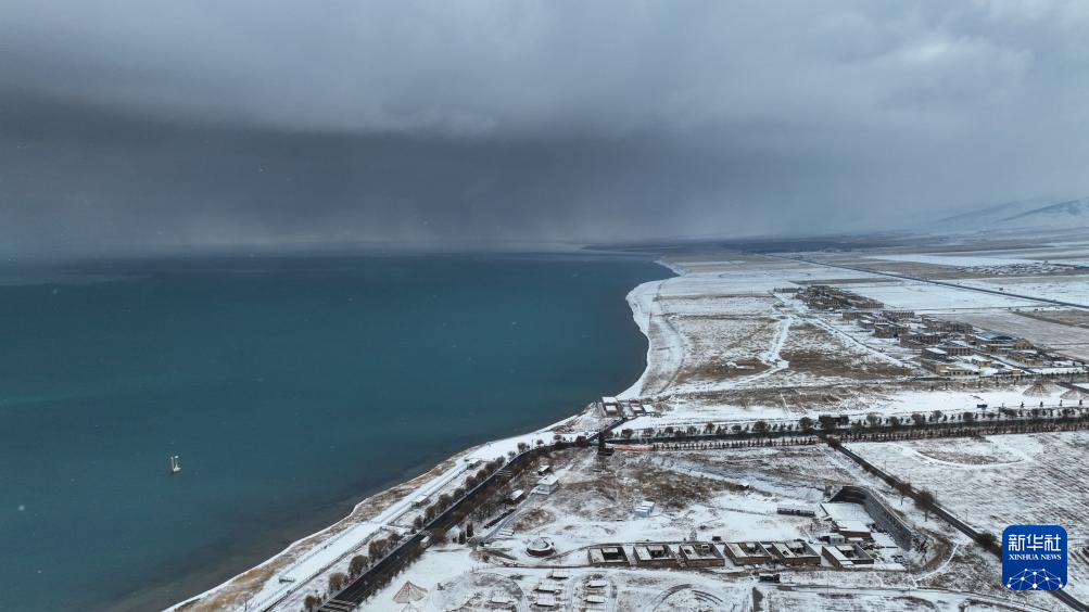 青海湖迎来降雪天气