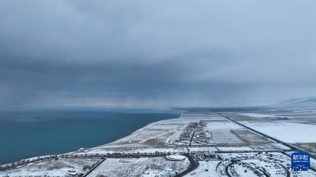 青海湖迎来降雪天气