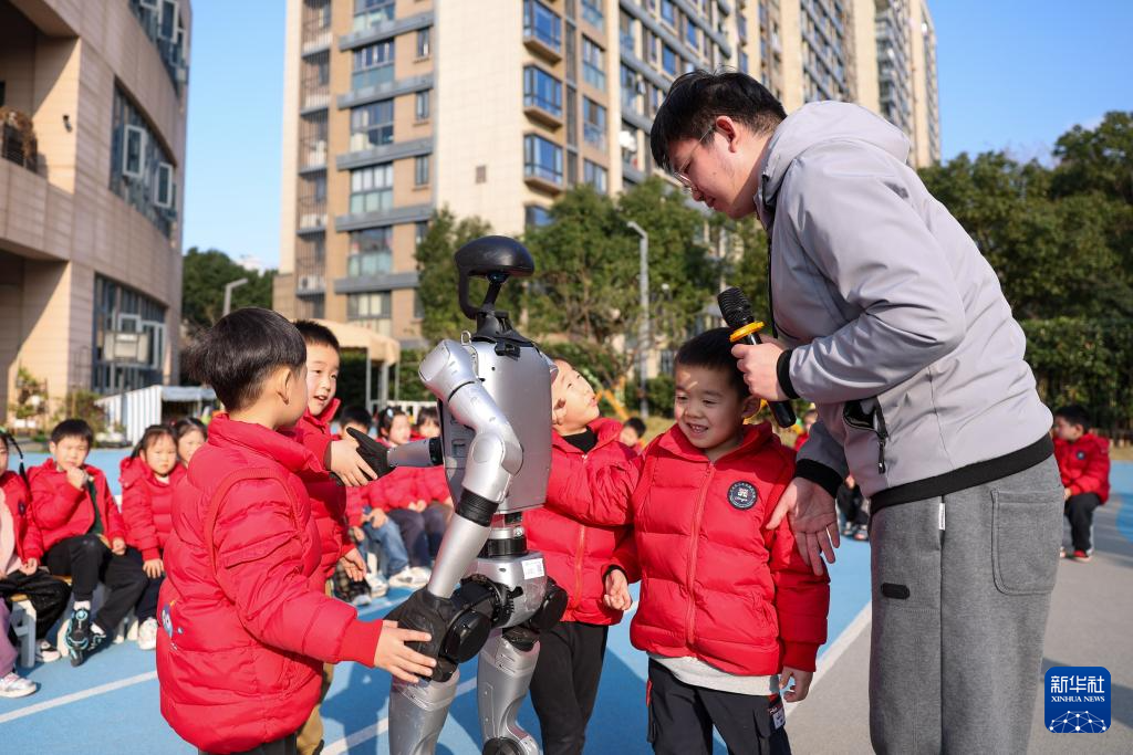 浙江宁波：幼儿园来了机器人